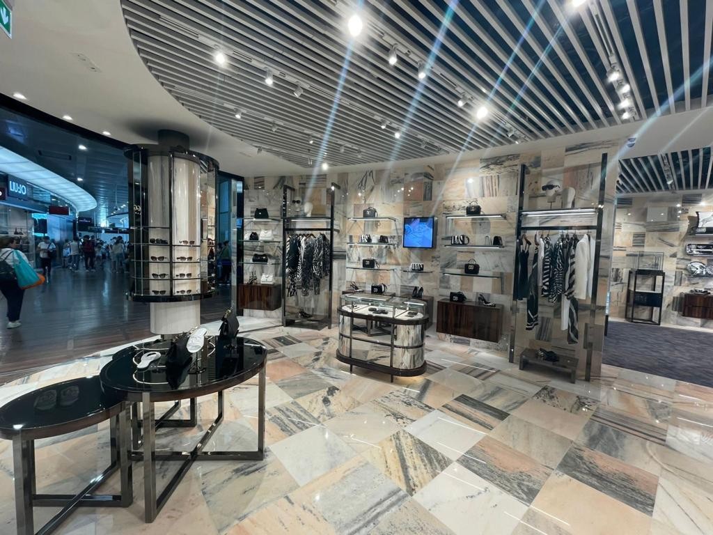 20partners-dutyfree PHOTO-2022-08-13-14-50-18-2 Dolce & Gabbana delivers a true travel retail luxury experience with new Venice Airport store Journal  travel retail luxury 