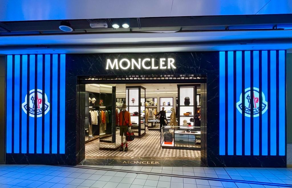 20partners-dutyfree PHOTO-2023-04-01-16-28-29 Moncler marks a travel retail milestone with new Heathrow Airport store Journal  travel retail 